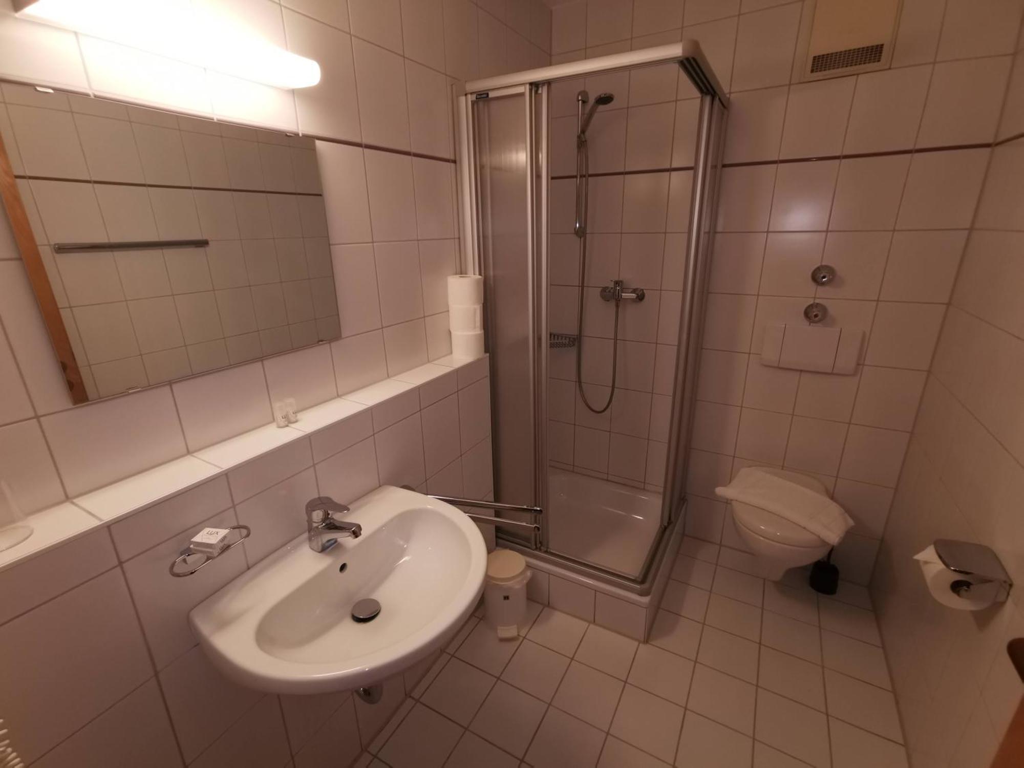 A8 Hotel Im Darchinger Hof Bed & Breakfast - Zwischen Holzkirchen Und Weyarn - Zwischen Muenchen Salzburg Und Innsbruck - Kurz Vor Dem Irschenberg Szoba fotó