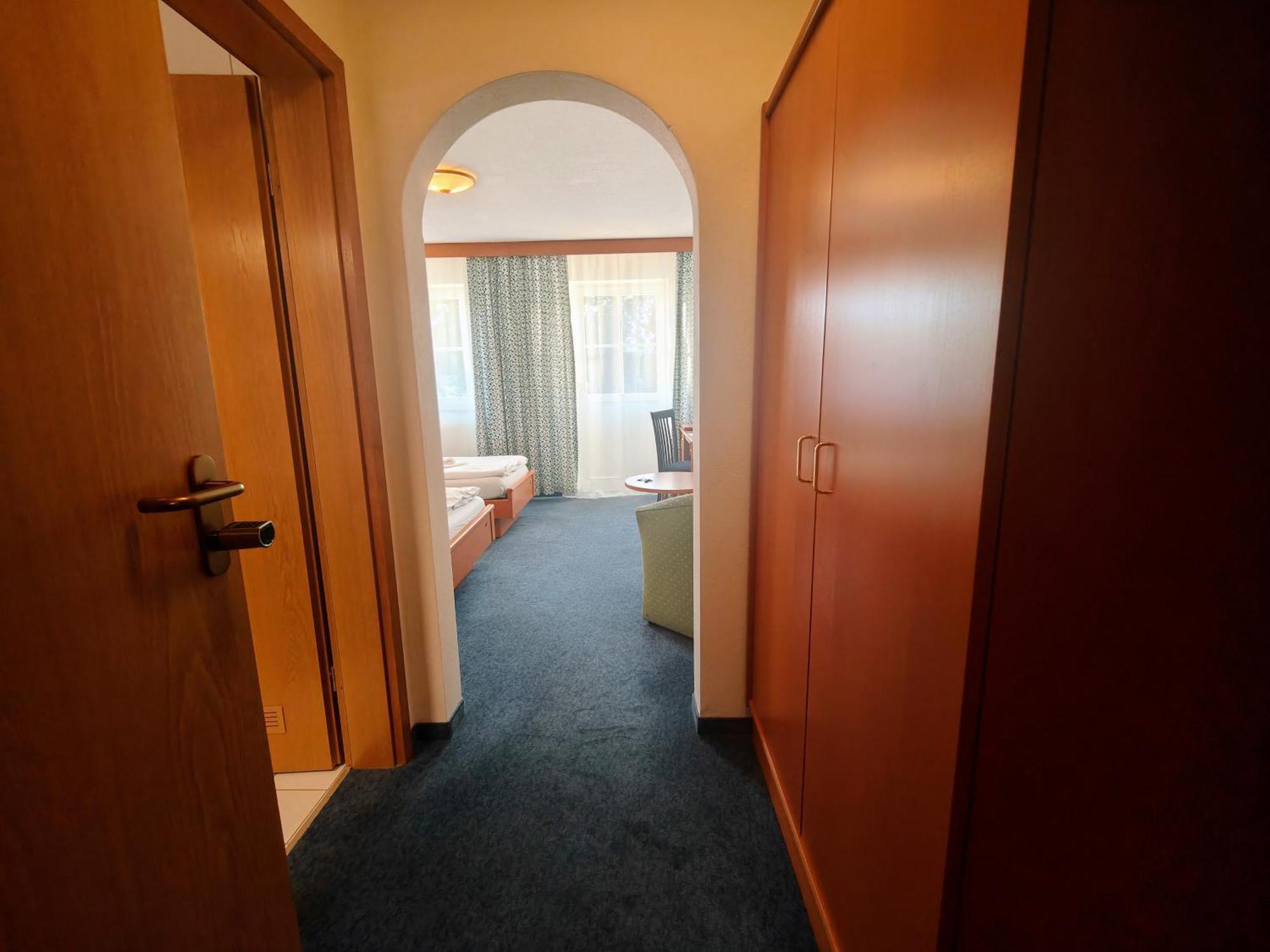A8 Hotel Im Darchinger Hof Bed & Breakfast - Zwischen Holzkirchen Und Weyarn - Zwischen Muenchen Salzburg Und Innsbruck - Kurz Vor Dem Irschenberg Szoba fotó